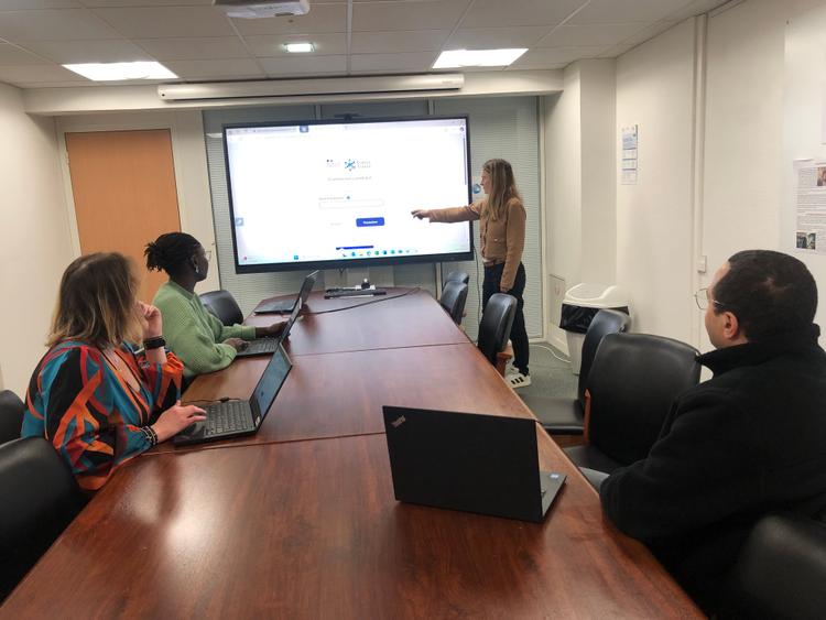 La Fondation Free soutient les associations grâce à des dons de matériel informatique